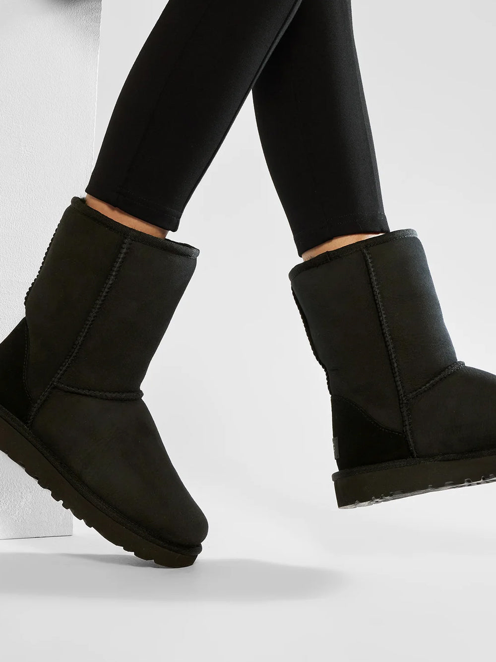 UGG CLASSIC SHORT II 1016223 BLK