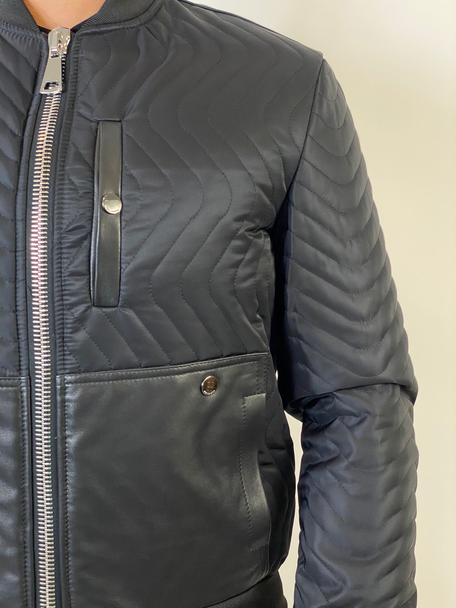 YES LONDON BOMBER XG5251